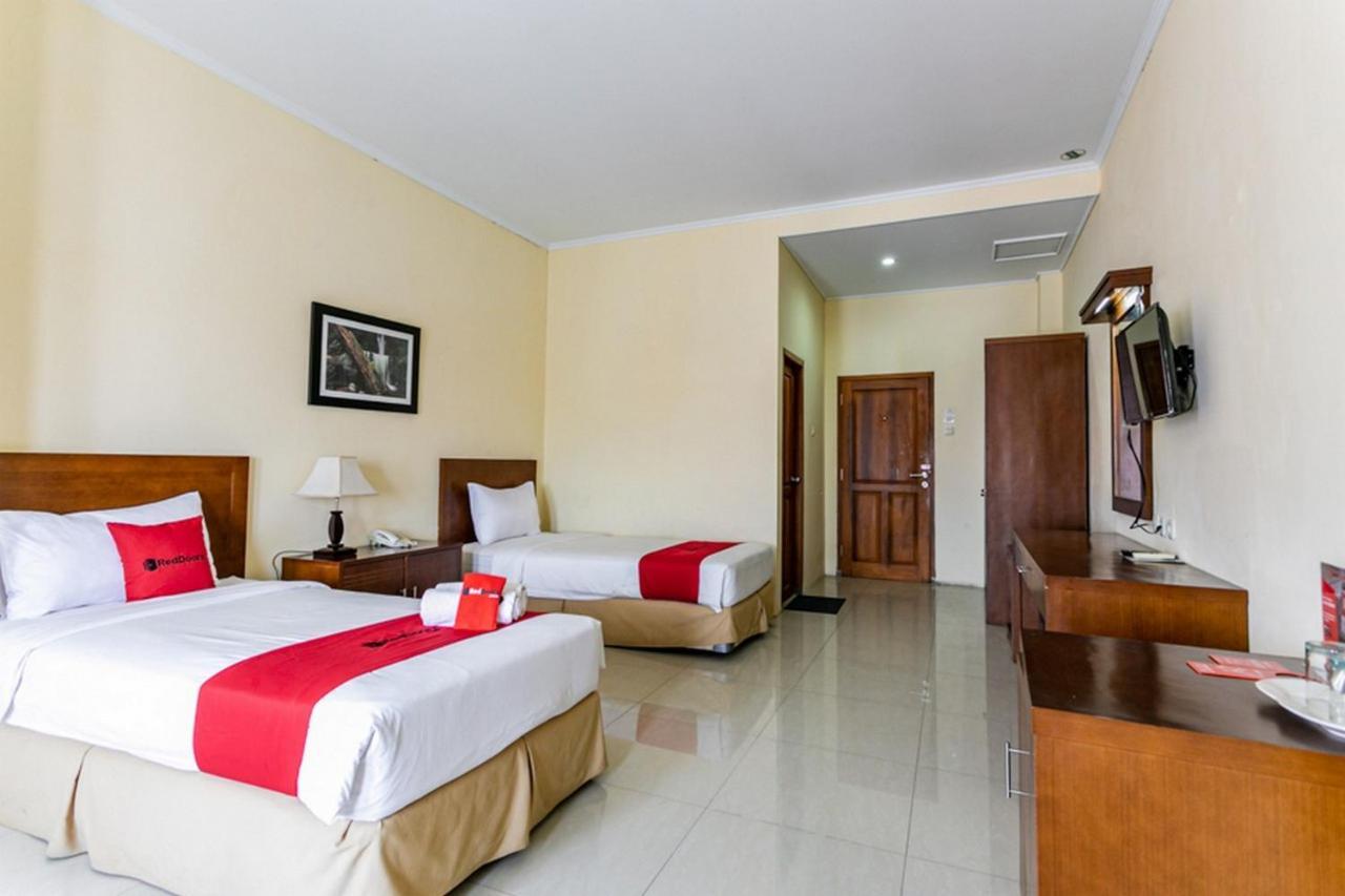 Hotel Reddoorz Near Alun Alun Karanganyar 3*