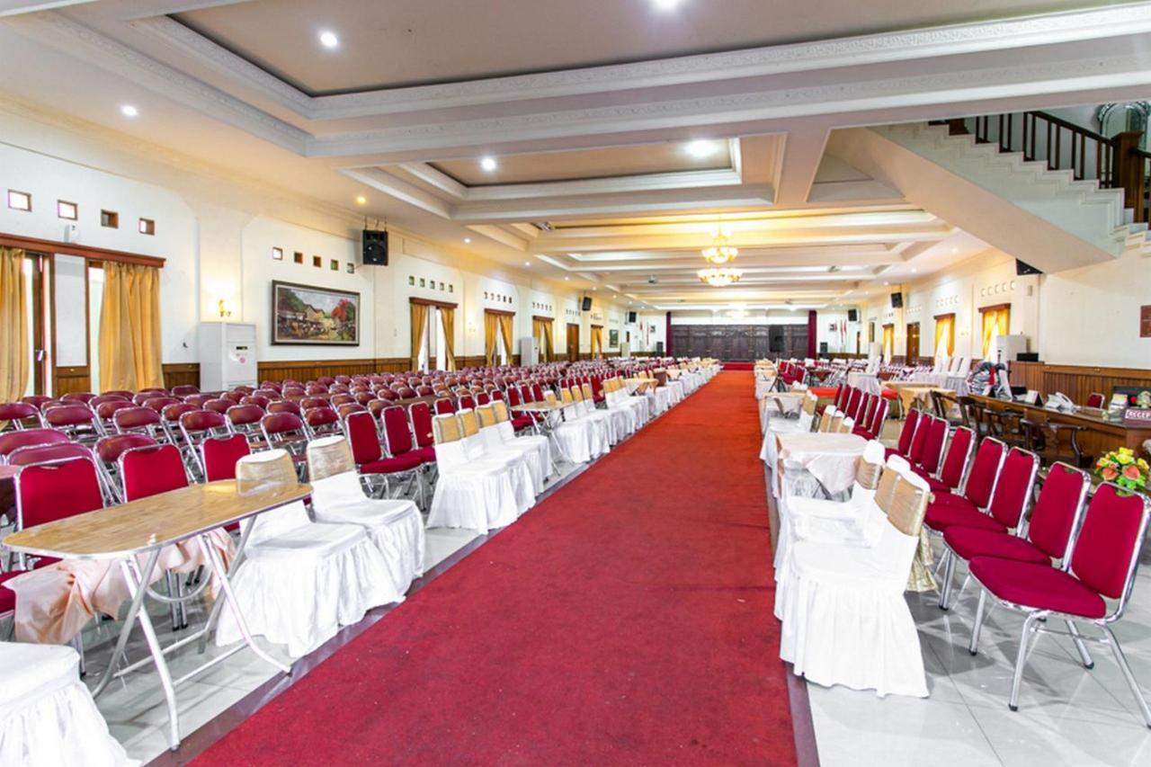 Hotel Reddoorz Near Alun Alun Karanganyar 3*